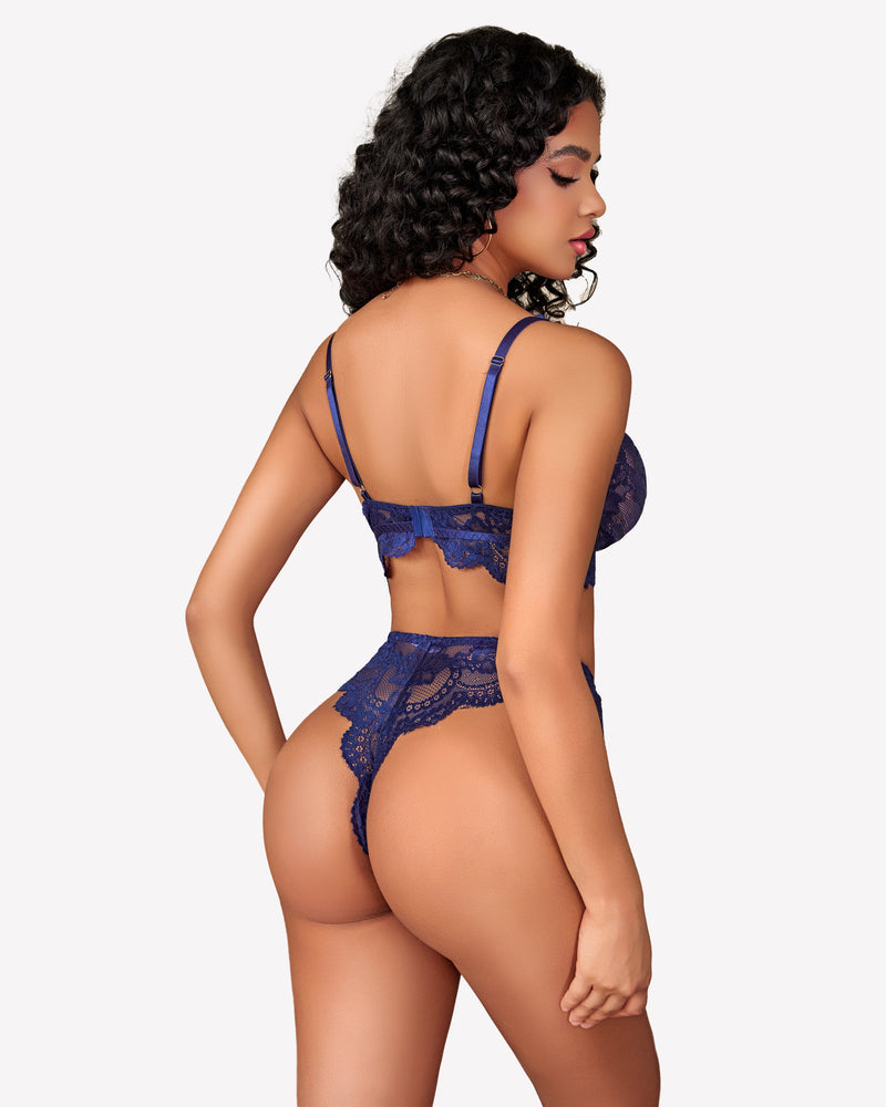 Set aus BH und Höschen mit floraler Spitze