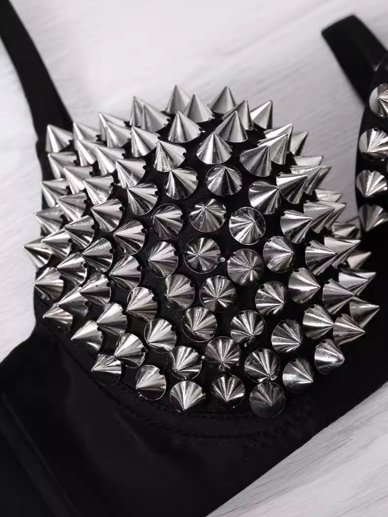 Damen-BH im Punk-Stil mit Nieten